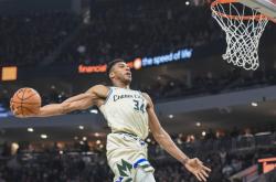 字母哥在湖人比赛中出色防守，势不可挡引发热议！的简单介绍